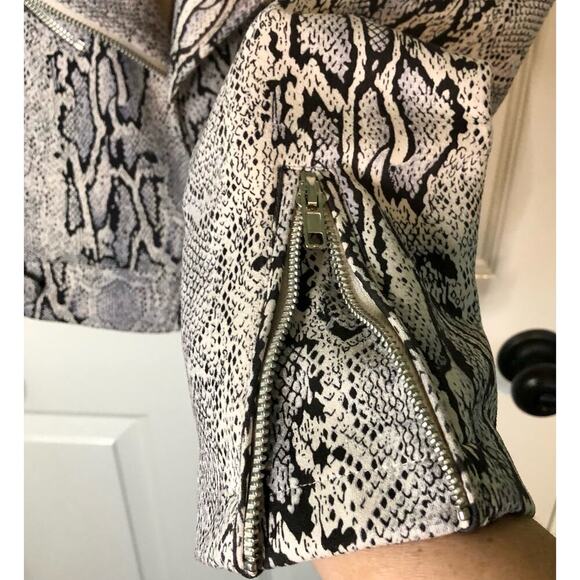Fate Faux Snakeskin Moto Jacket Gray Ivory Black Very Soft Full Zip Size Small - Picture 6 of 9